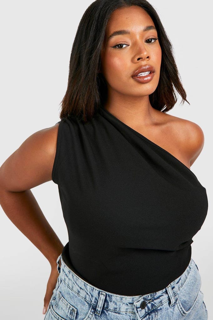 boohoo Dames Plus One Schouder Geruched Asymmetrische Top | Zwart | Maat: 48