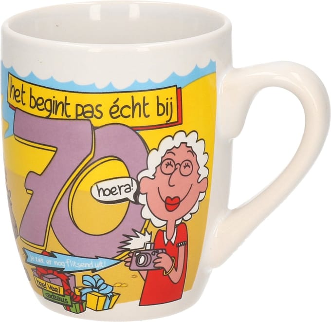 70 jaar verjaardag koffie mok/beker - Funcadeau - 300 ml - Cartoon teksten
