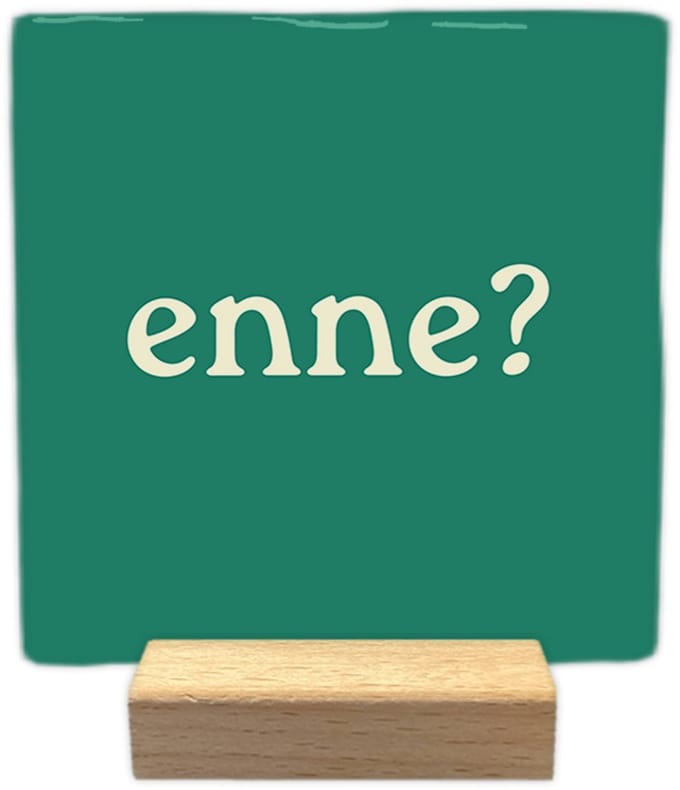 Enne? - Keramische decoratie tegel - incl. houten presenteerblok