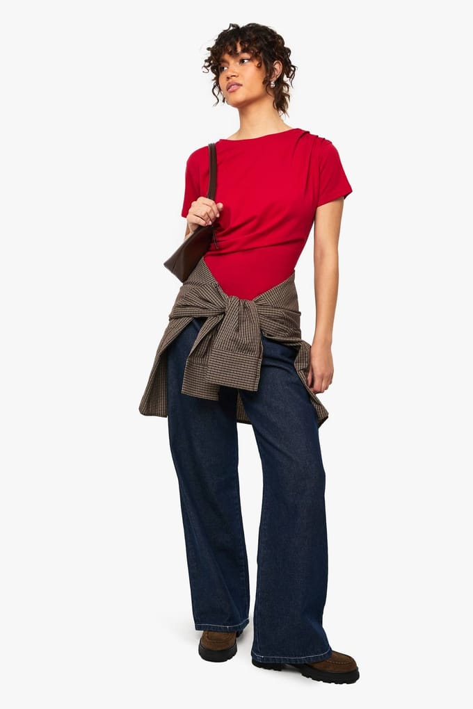 boohoo Dames Asymmetrische zoom T-shirt met ingesnoerde taille | Rood | Maat: 36