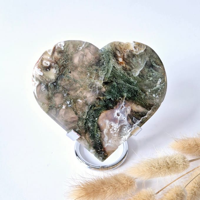 Edelsteen Grote Druzy Mosagaat Hart op Metalen Standaard – #37 169 gram