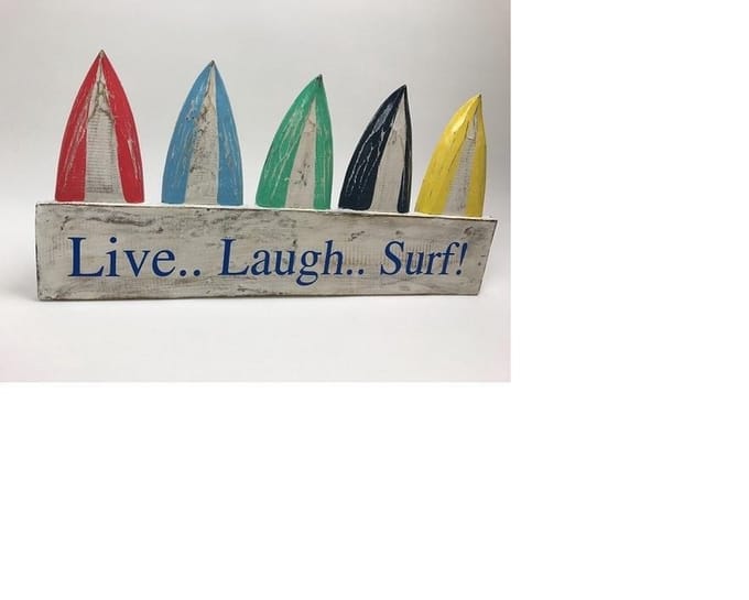 Houten bord met kleurige surfplanken 25x50 cm