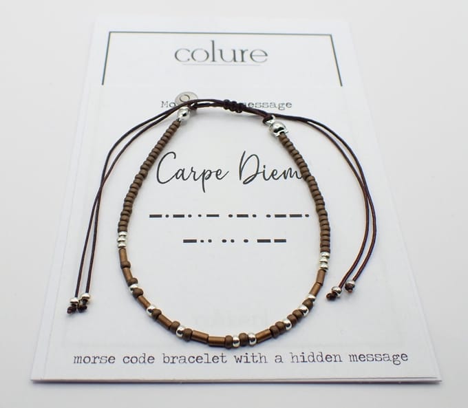 Colure® morse code armband bruin Carpe Diem