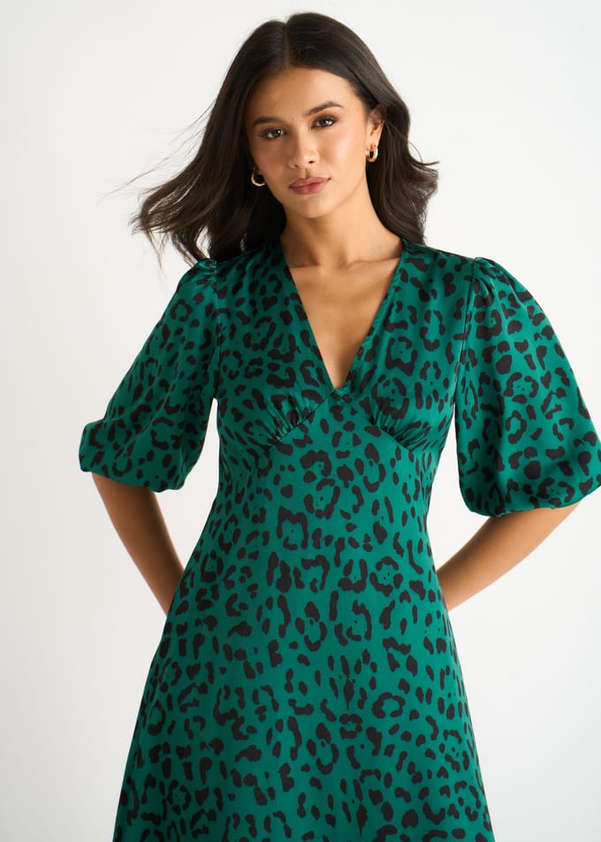 Groene midi-jurk van satijn met dierenprint