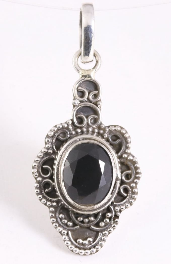 Bewerkte zilveren hanger met onyx