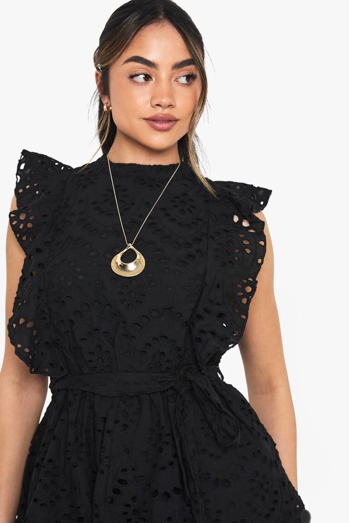 boohoo Dames Broderie Ruffle Playsuit | Zwart | Maat: 40
