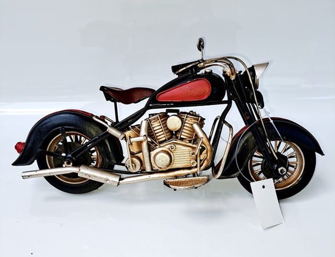 Blikken motor 310852400 - Harley model - decoratie - metaal rood zwart - lengte 28 cm
