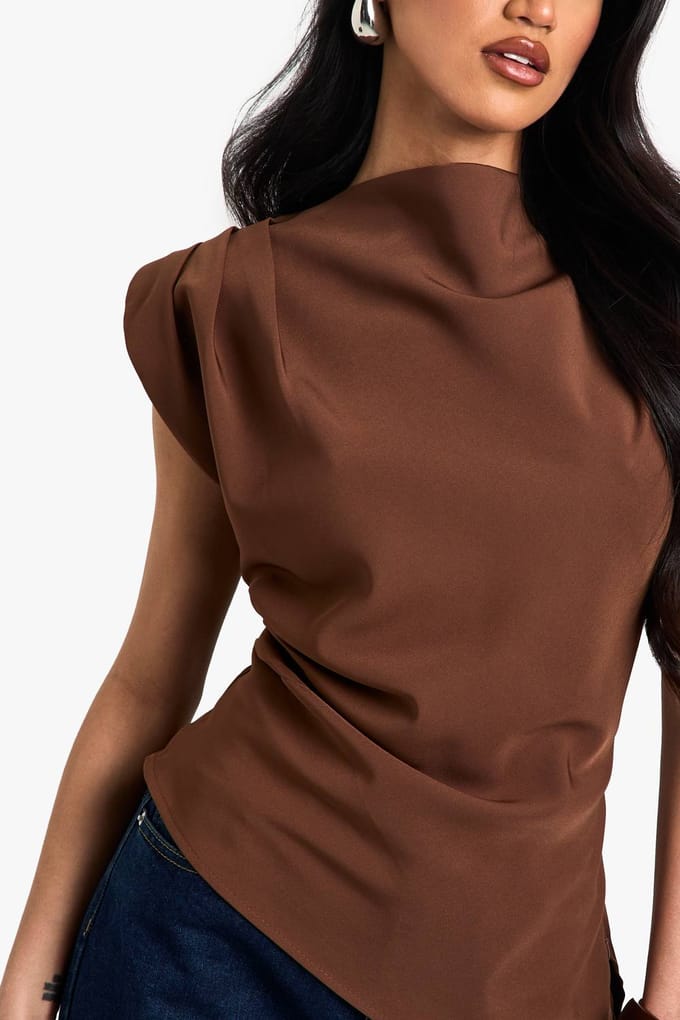 boohoo Dames Geraffelde schoudervulling asymmetrische blouse | Chocoladebruin | Maat: 42