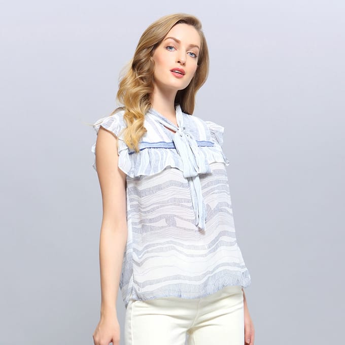 Lineaire golfprint ruches top