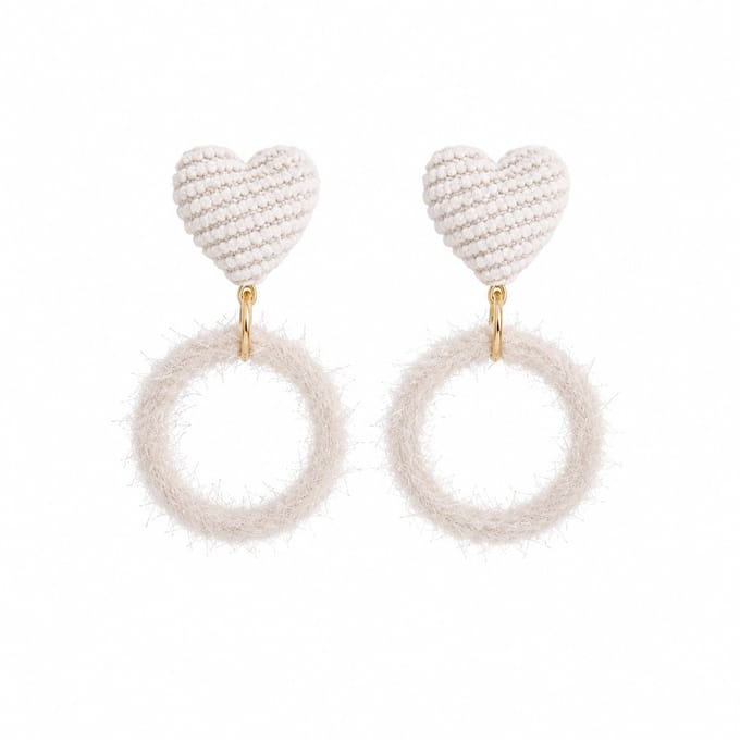 Hartje oorknoppen met ronde hangers | beige stof