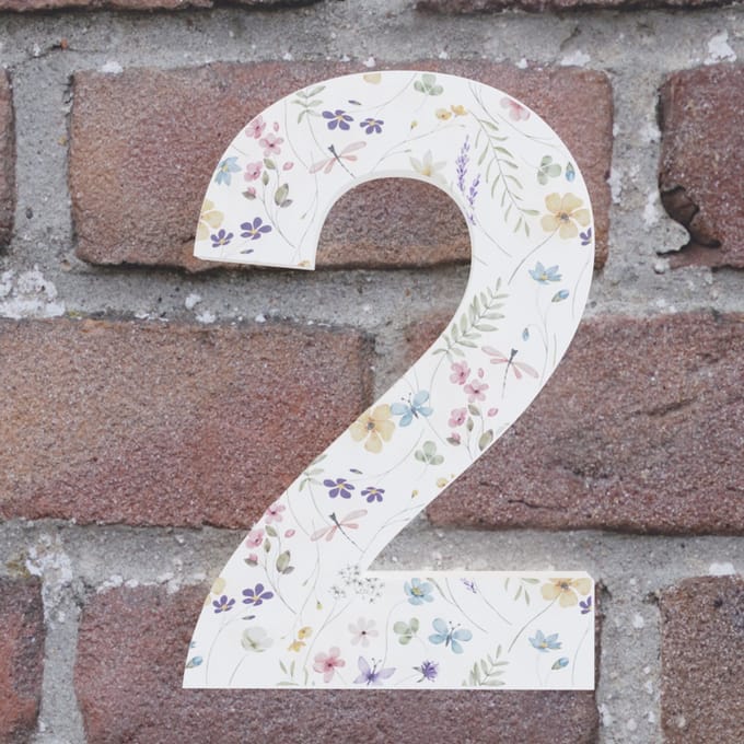 Huisnummer Arial 2 wit met bloemen - Maat: Groot (20 cm) - zelfklevend - Huisnummerbord