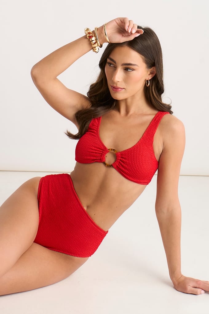 Bikinitop met rode, gestructureerde ringdetails