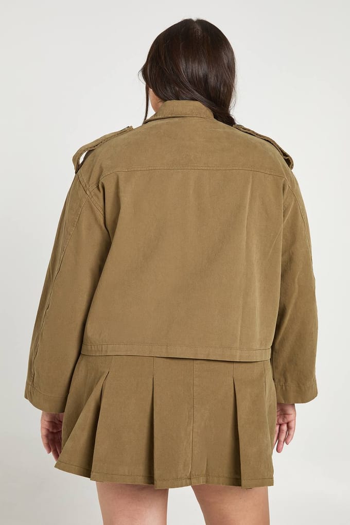 boohoo Dames Plus Funnel Neck Twill Utility Shacket | Kaki | Maat: 44