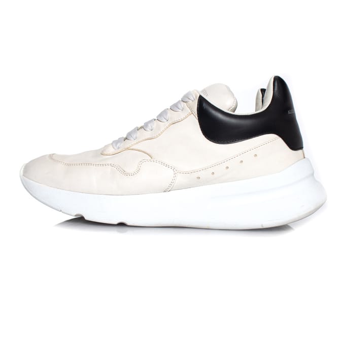 Alexander McQueen crèmekleurige sneakers