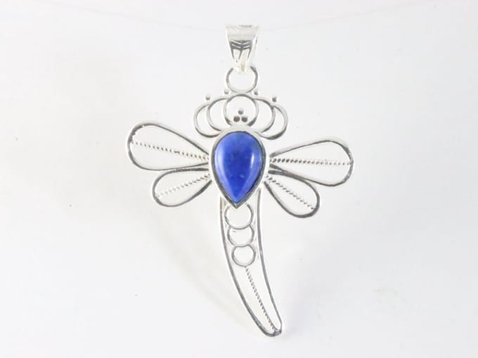 Opengewerkte zilveren libelle hanger met lapis lazuli