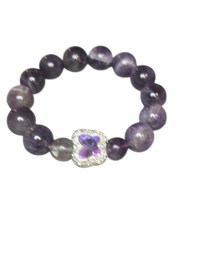 Amethist armband met vlinder bedel. 14 mm kralen.