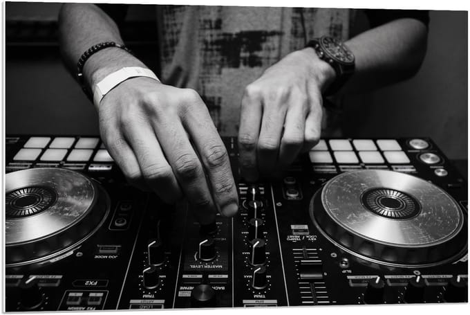 Forex - Dj achter Draaitafel (zwart/wit) - 90x60cm Foto op Forex