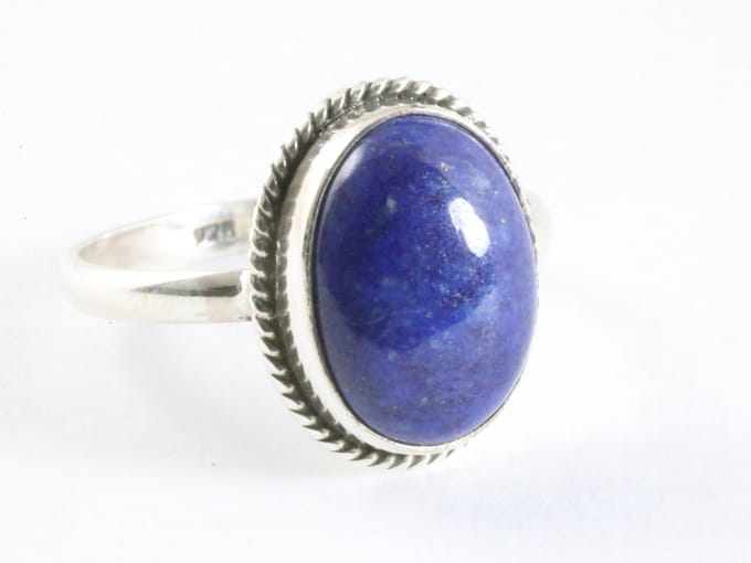 Bewerkte ovale zilveren ring met lapis lazuli - maat 22