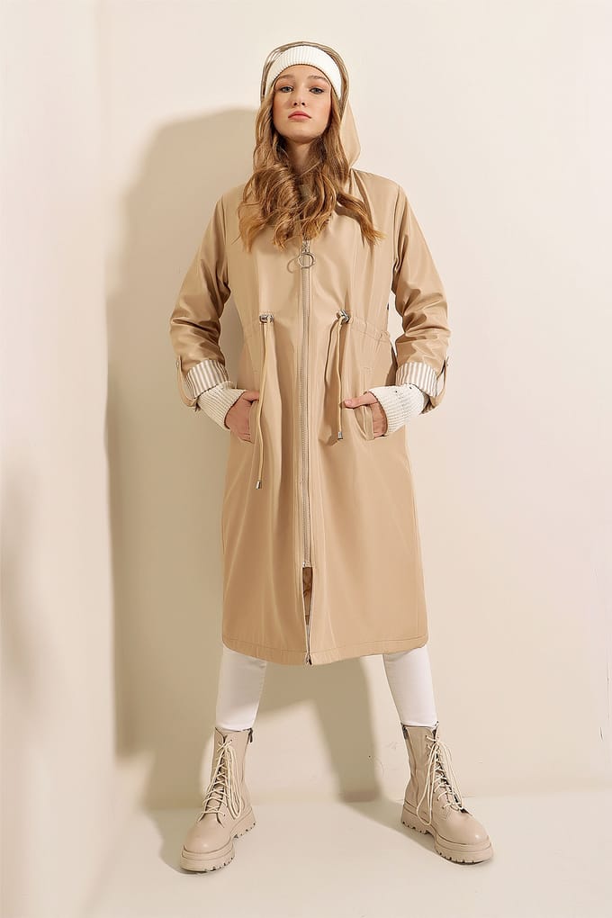 Gestrikte Lange Trenchcoat met Capuchon en Touwsluiting in de Taille