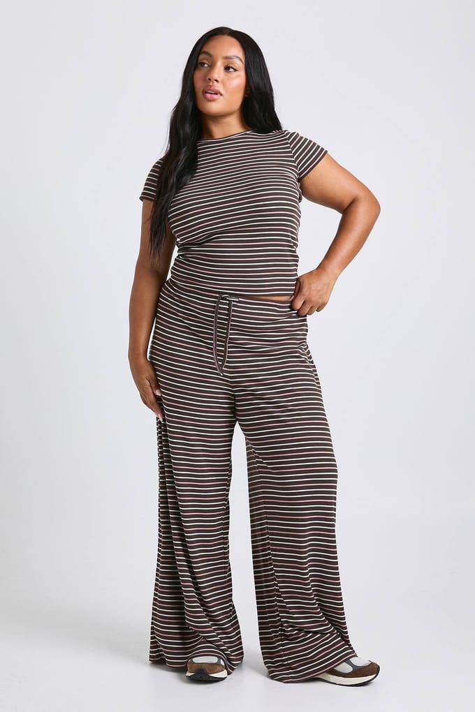 boohoo Dames Plus gestreepte mid-rise wijde broek | Chocoladebruin | Maat: 50
