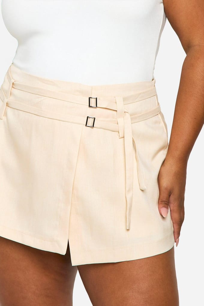 boohoo Dames Plus Tailored Buckle Skort | Ecru | Maat: 54