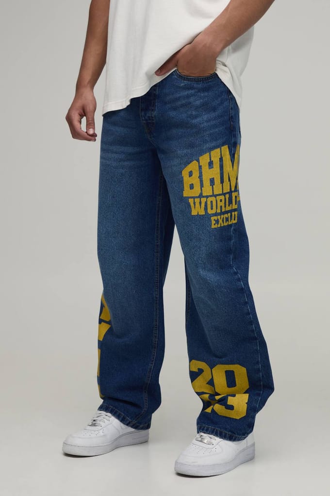 Relaxed Rigid Officiële Varsity Print Denim Jeans | Mid Blue | Size 30