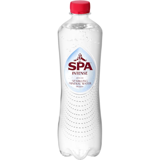Intense bruisend mineraalwater gekoeld