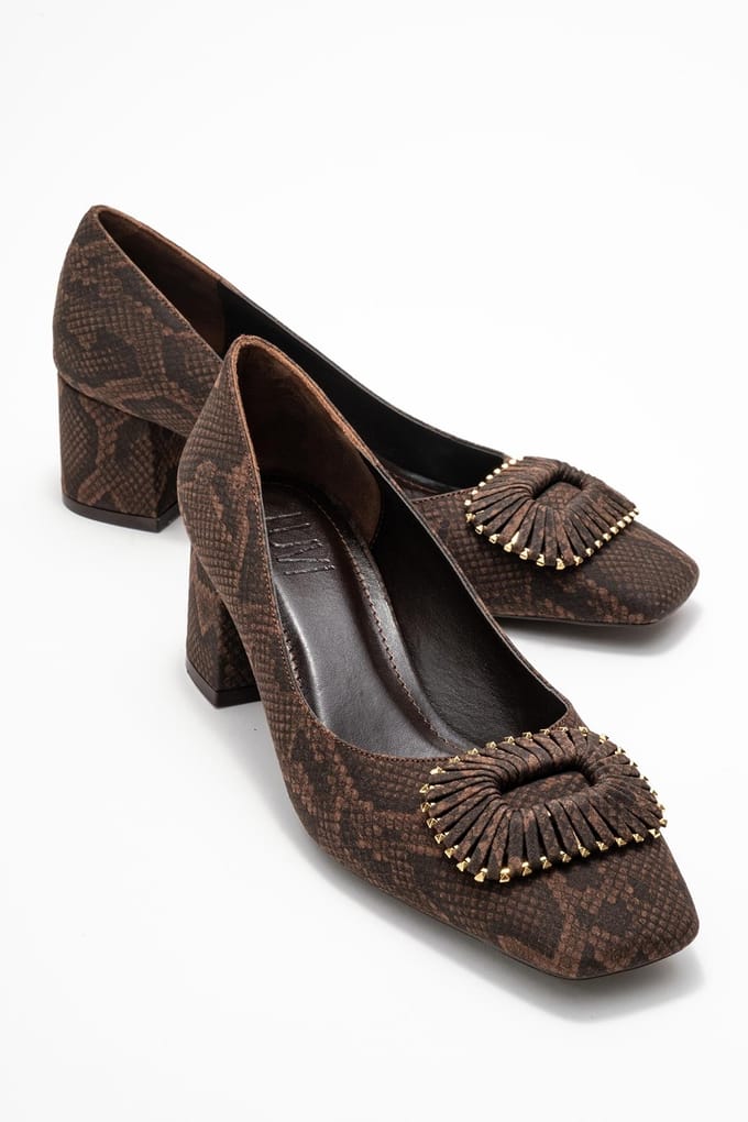 Velora Gesp Vierkante Neus Blokhak Pump (Dames)