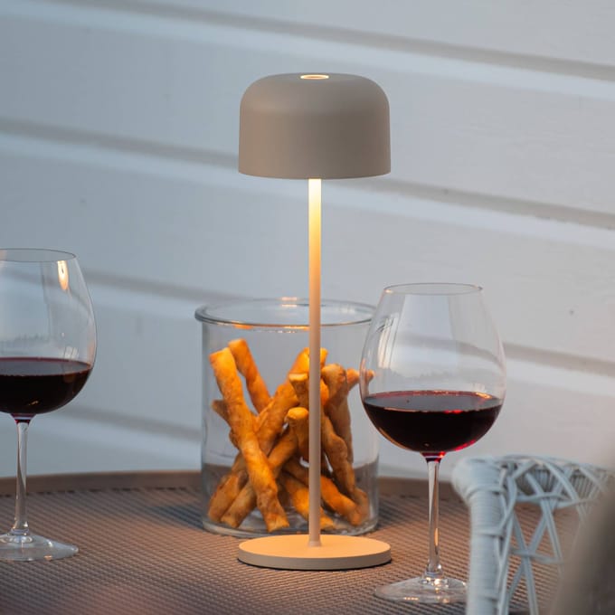 Konstsmide LED tafellamp Lille, hoogte 36 cm, zandkleurig, IP54, USB