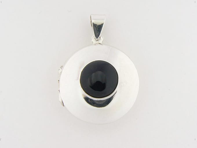 Rond hoogglans zilveren medaillon met onyx
