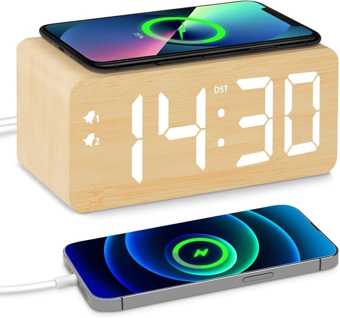 Houten Digitale Wekker met Draadloos Opladen en USB-Poorten