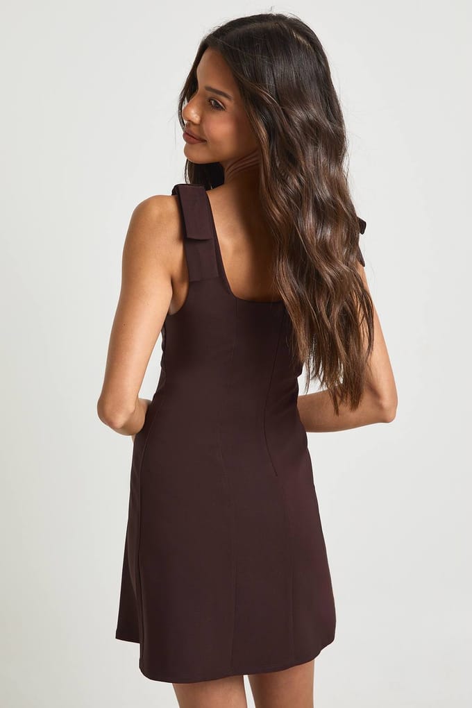 boohoo Dames Strikschouder Vierkante Hals Skater Jurk | Chocoladebruin | Maat: 44
