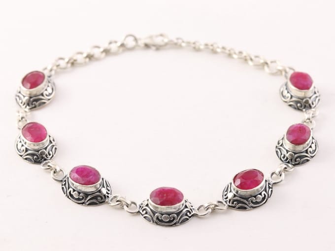 Bewerkte zilveren armband met robijn