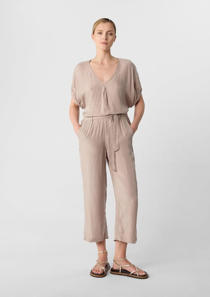 Vrouwelijke losse shorts met elastische taille en strikceintuur COMMA