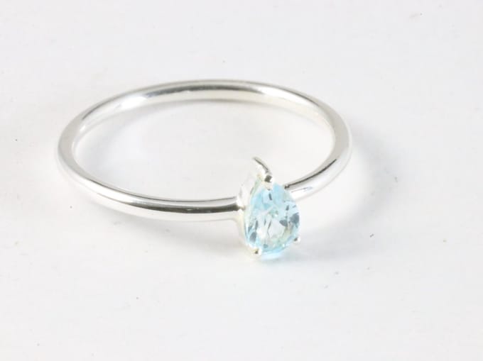 Fijne hoogglans zilveren ring met blauwe topaas - maat 18