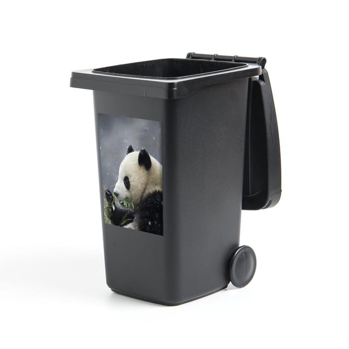 Container sticker Panda's - Panda in de sneeuw Klikosticker - 40x60 cm - kliko sticker - weerbestendige containersticker