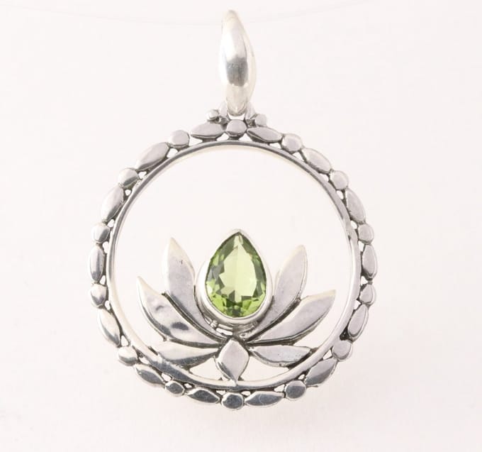 Ronde zilveren lotus bloem hanger met peridoot