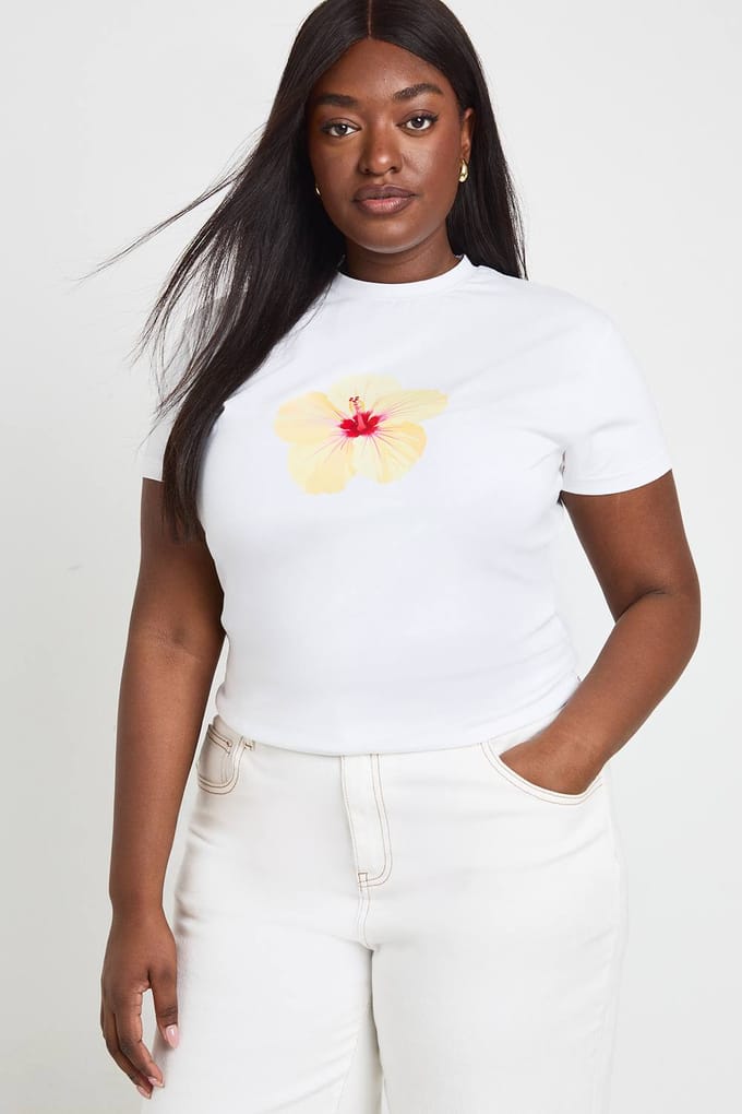 boohoo Dames Plus Bloemenprint Baby Tee | Wit | Maat: 52