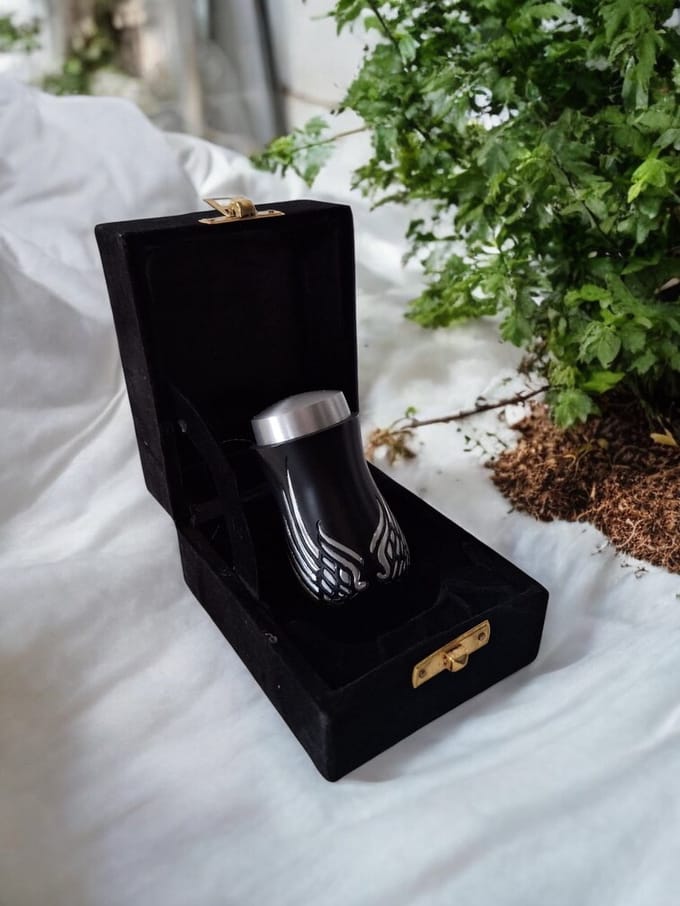 Mini Urn – Zilverkleurige Vleugels P002 ( Ook Graveerbaar )