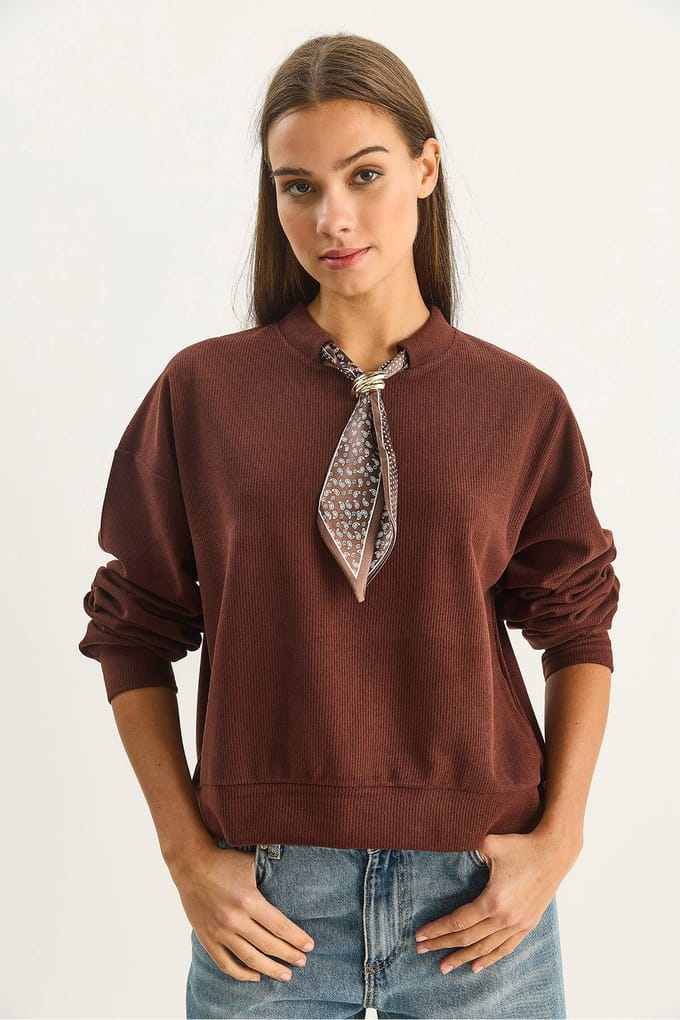 Crew Neck Geribbelde Sweatshirt met Sjaal Accessoire Detail