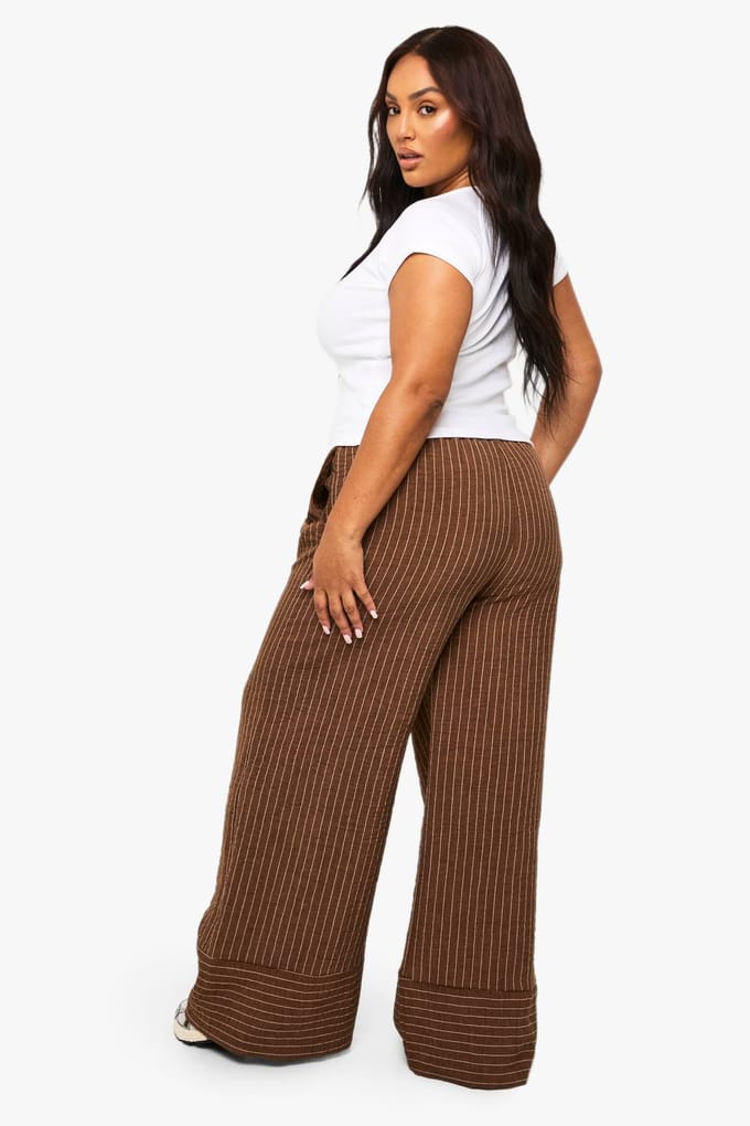 boohoo Dames Plus geweven gestreepte wijde pijpenbroek | Bruin | Maat: 50