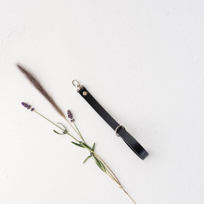 The Leather Rebel Polsband S/M – Leren Polsriem – Camera – Handgemaakt