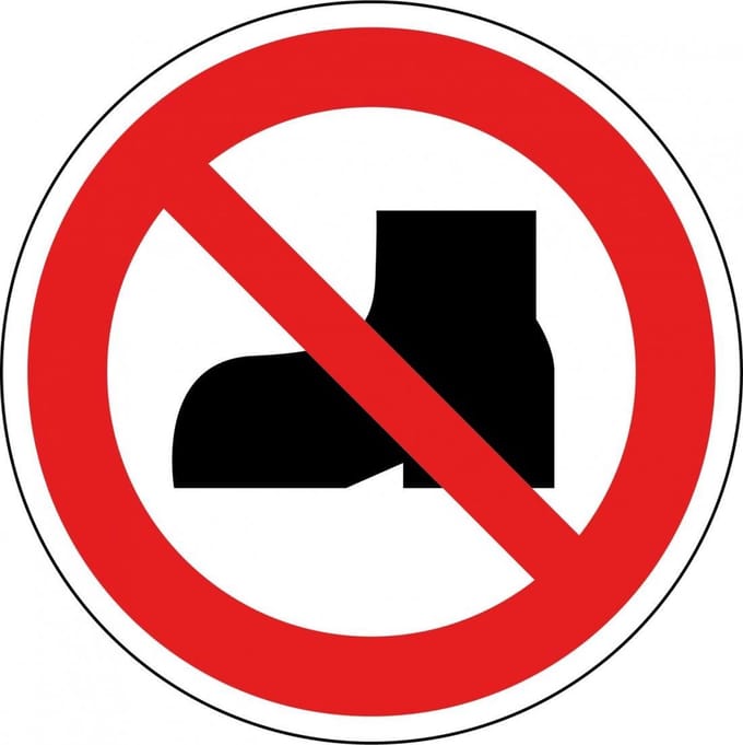Buitenschoenen verboden sticker - ISO 7010 - P060 100 mm