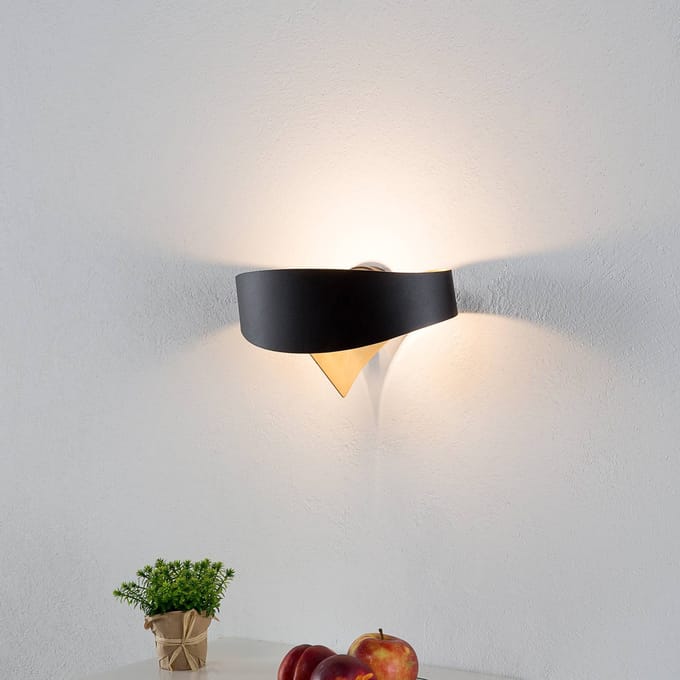 Selène Zwart-gouden LED wandlamp Scudo