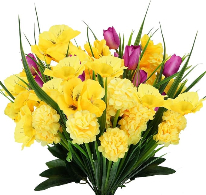 Kunstboeketten van hortensia's, viooltjes en tulpen