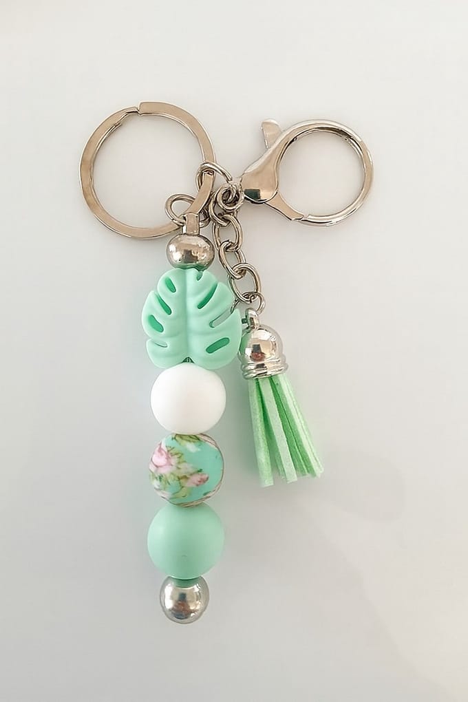 Sleutelhanger, tashanger met kralen en kwastje | mint, groen, blad.