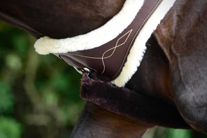 Anatomische Elastische Borstriem met Imitatiebont - Comfort en Bewegingsvrijheid voor Paarden