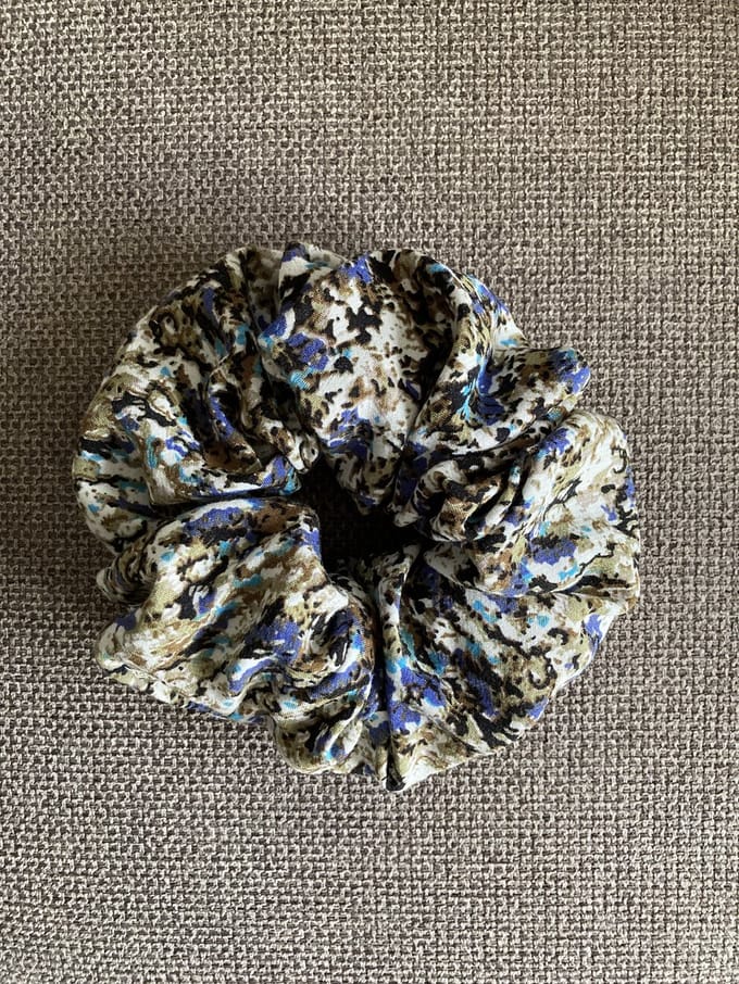 Scrunchie XL - fleurig bloemdessin - blauw bruin beige - handgemaakt - handmade
