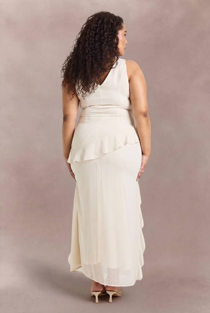 boohoo Dames Plus Asymmetrische Maxi Jurk Met Ruches Op De Taille | Ecru | Maat: 44