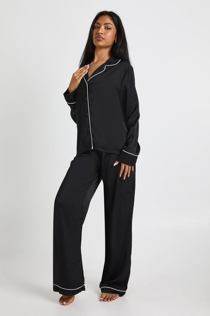 boohoo Dames Satijn biesdetail langarmshirt & broek pyjama set | Zwart | Maat: 34